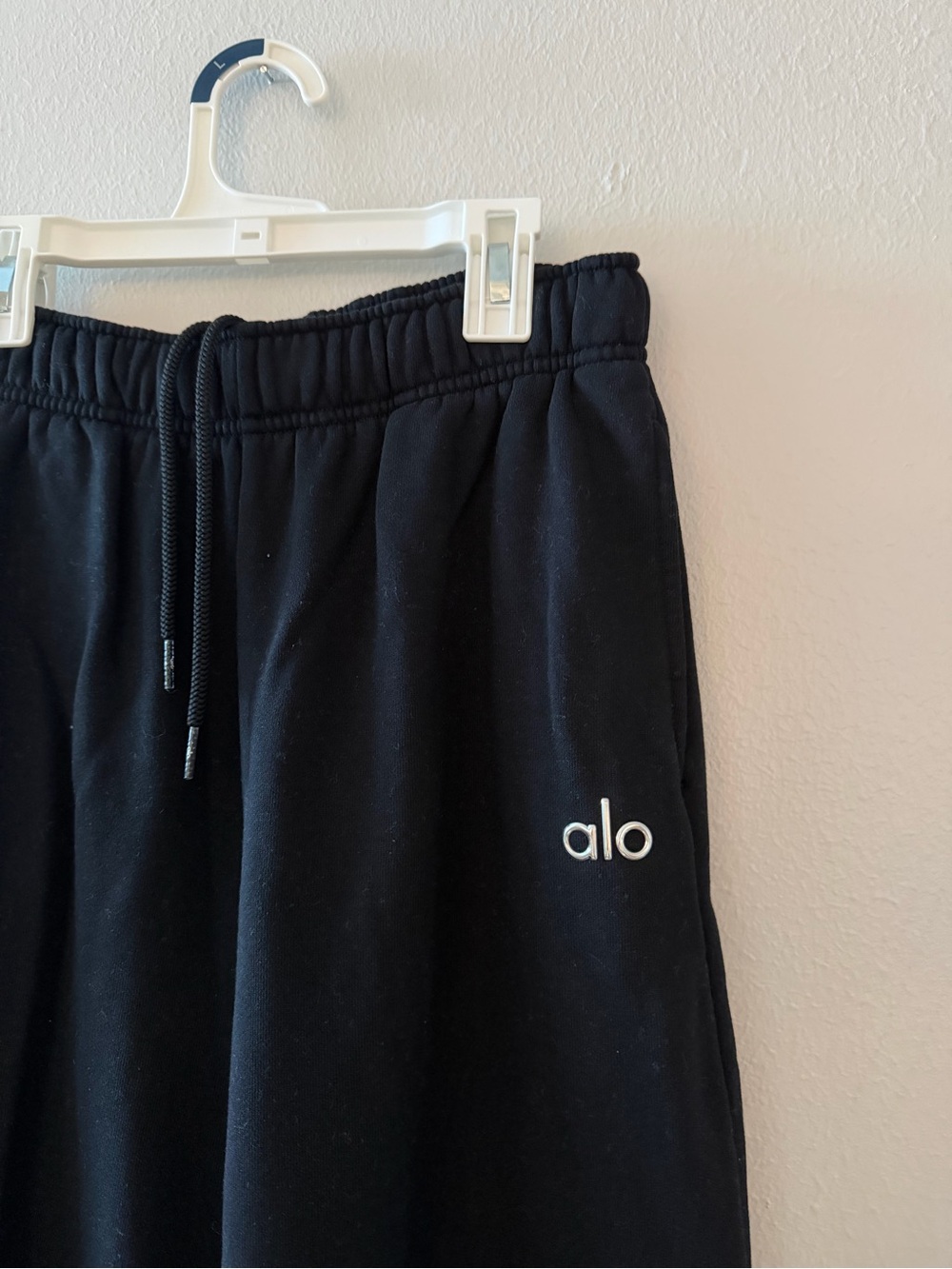 ALO Yoga Accolade Straight Leg Sweatpant - Black - Picture 4 of 6